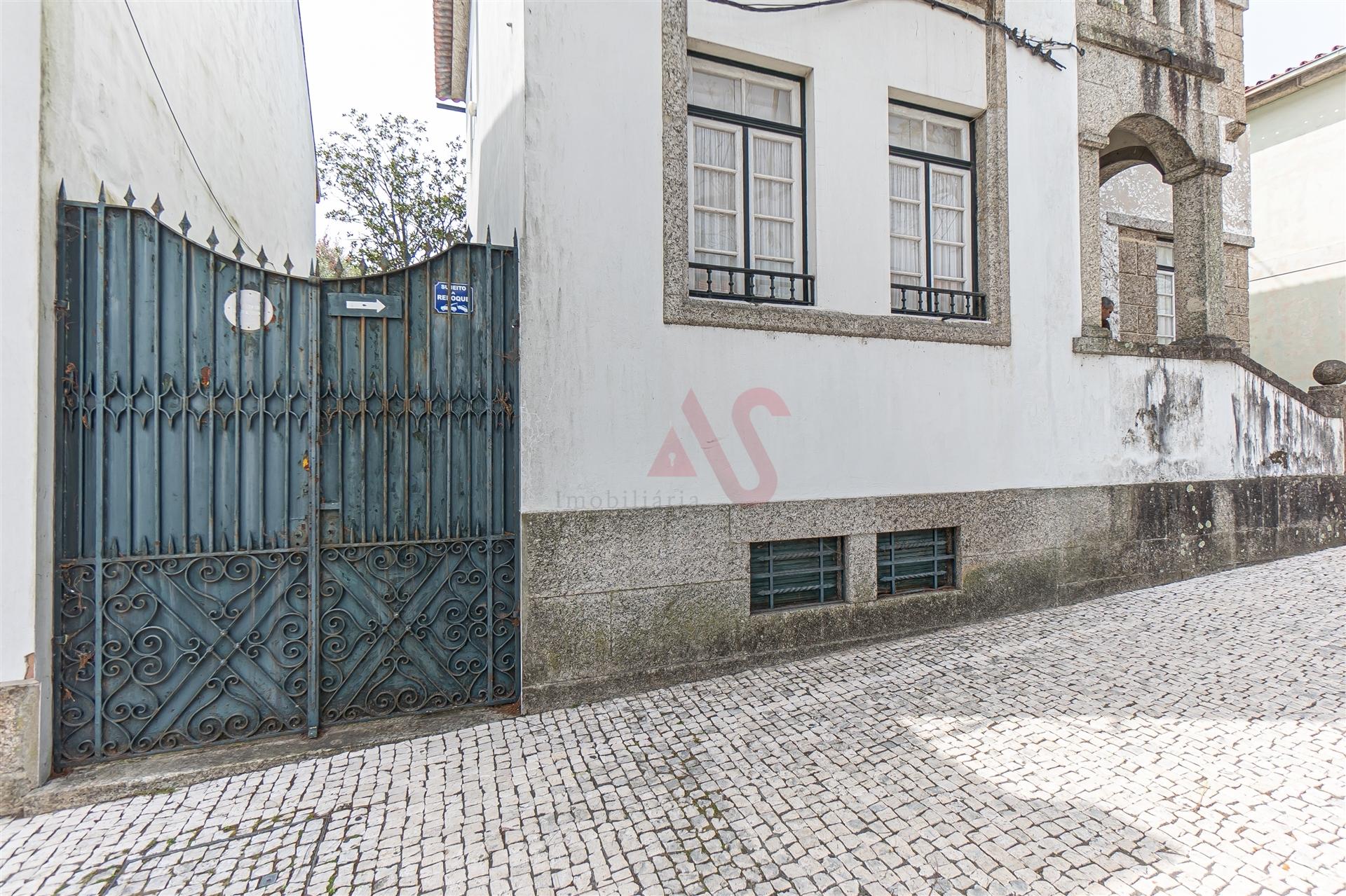 Moradia T4 no Centro de Guimarães – Excelente Oportunidade de Investimento e Reabilitação