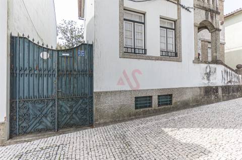 Moradia T4 no Centro de Guimarães – Excelente Oportunidade de Investimento e Reabilitação