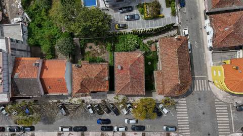 Moradia T4 no Centro de Guimarães – Excelente Oportunidade de Investimento e Reabilitação