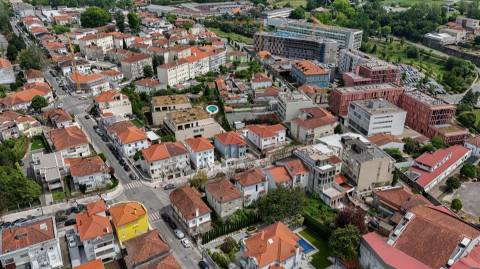 Moradia T4 no Centro de Guimarães – Excelente Oportunidade de Investimento e Reabilitação