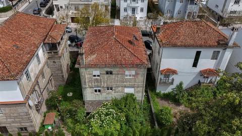 Moradia T4 no Centro de Guimarães – Excelente Oportunidade de Investimento e Reabilitação