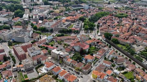 Moradia T4 no Centro de Guimarães – Excelente Oportunidade de Investimento e Reabilitação