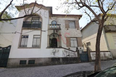 Moradia T4 no Centro de Guimarães – Excelente Oportunidade de Investimento e Reabilitação