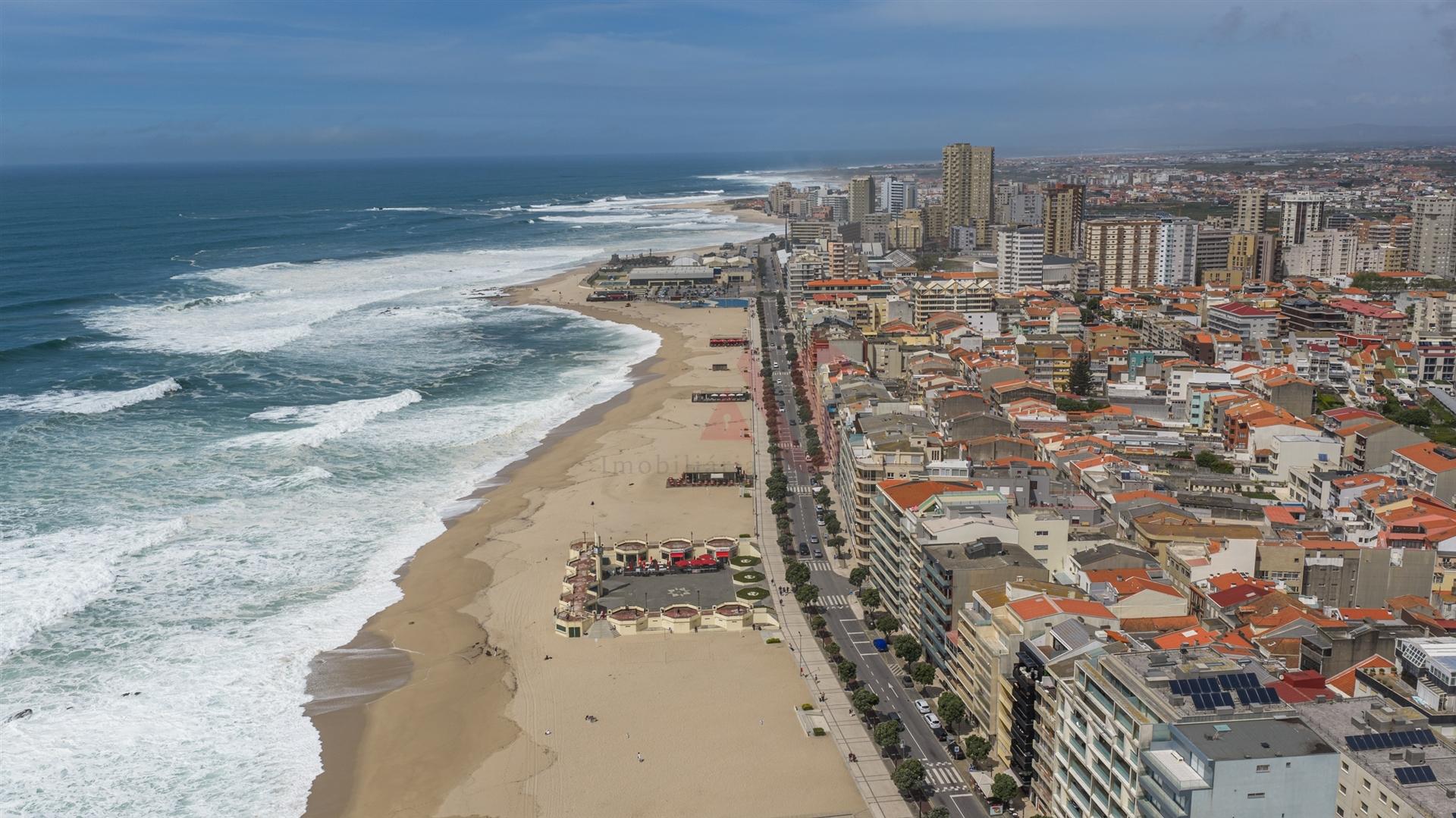 Apartamento T4 na 1ª Linha de Mar – Centro da Póvoa de Varzim com uma Vista Deslumbrante