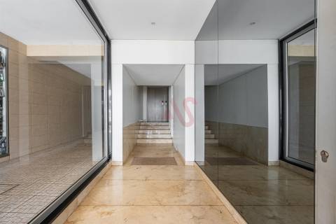 Apartamento T4 na 1ª Linha de Mar – Centro da Póvoa de Varzim com uma Vista Deslumbrante