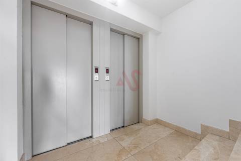 Apartamento T4 na 1ª Linha de Mar – Centro da Póvoa de Varzim com uma Vista Deslumbrante