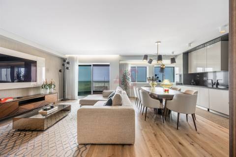 Apartamento T4 na 1ª Linha de Mar – Centro da Póvoa de Varzim com uma Vista Deslumbrante