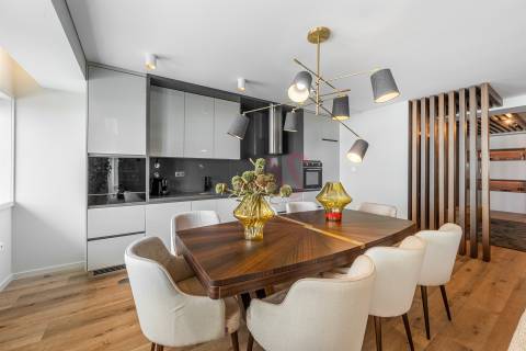 Apartamento T4 na 1ª Linha de Mar – Centro da Póvoa de Varzim com uma Vista Deslumbrante