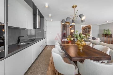 Apartamento T4 na 1ª Linha de Mar – Centro da Póvoa de Varzim com uma Vista Deslumbrante