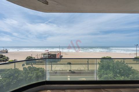 Apartamento T4 na 1ª Linha de Mar – Centro da Póvoa de Varzim com uma Vista Deslumbrante