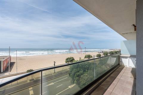 Apartamento T4 na 1ª Linha de Mar – Centro da Póvoa de Varzim com uma Vista Deslumbrante