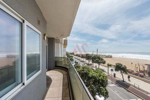 Apartamento T4 na 1ª Linha de Mar – Centro da Póvoa de Varzim com uma Vista Deslumbrante