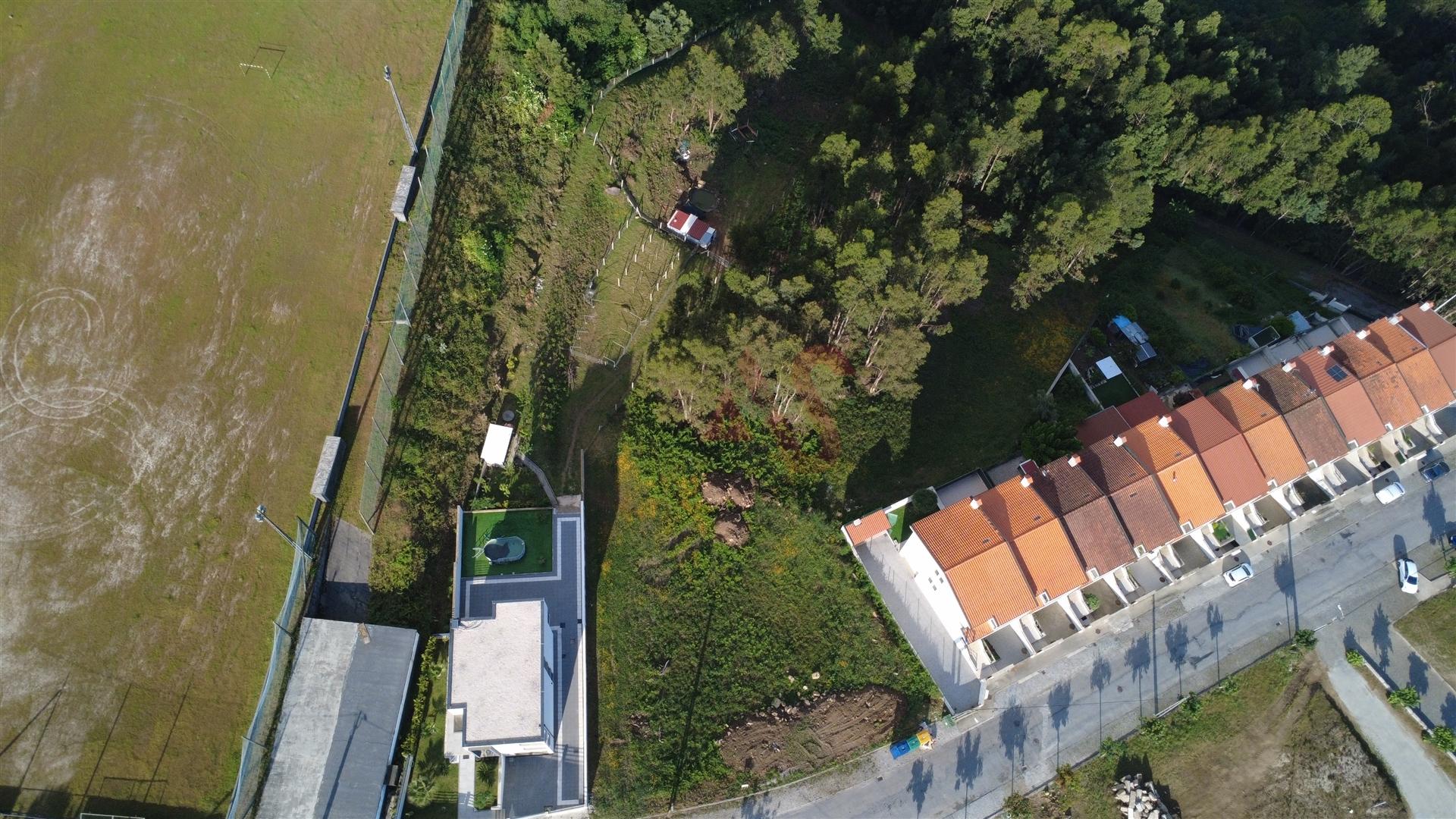 Terreno para construção com 2.525,39 m2, em Barrosas (Santo Estêvão), Lousada