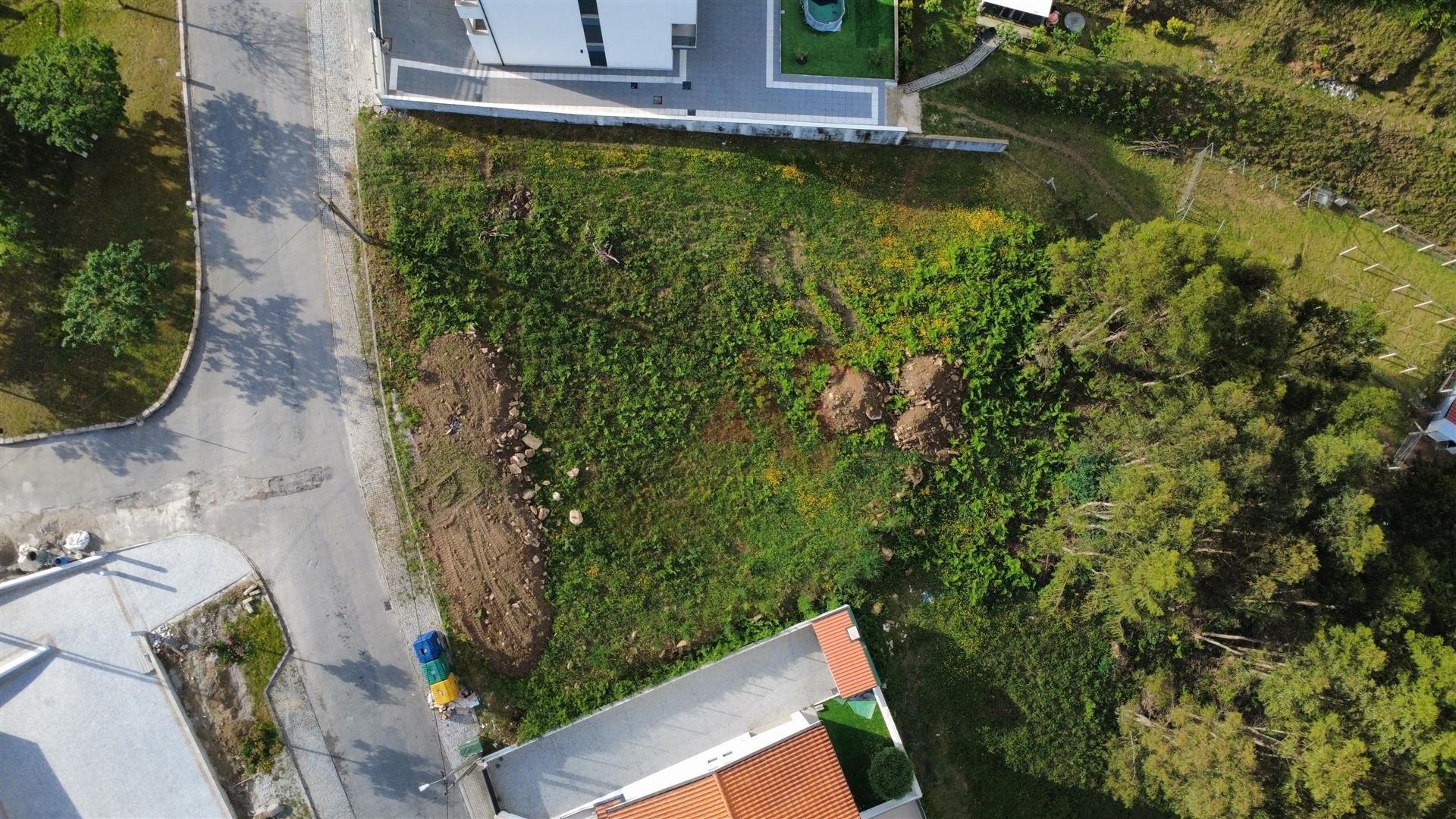 Terreno para construção com 2.472,45 m2, em Barrosas (Santo Estêvão), Lousada