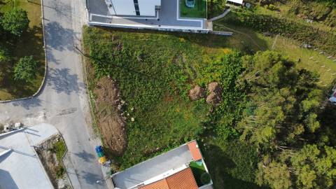 Terreno para construção com 2.472,45 m2, em Barrosas (Santo Estêvão), Lousada