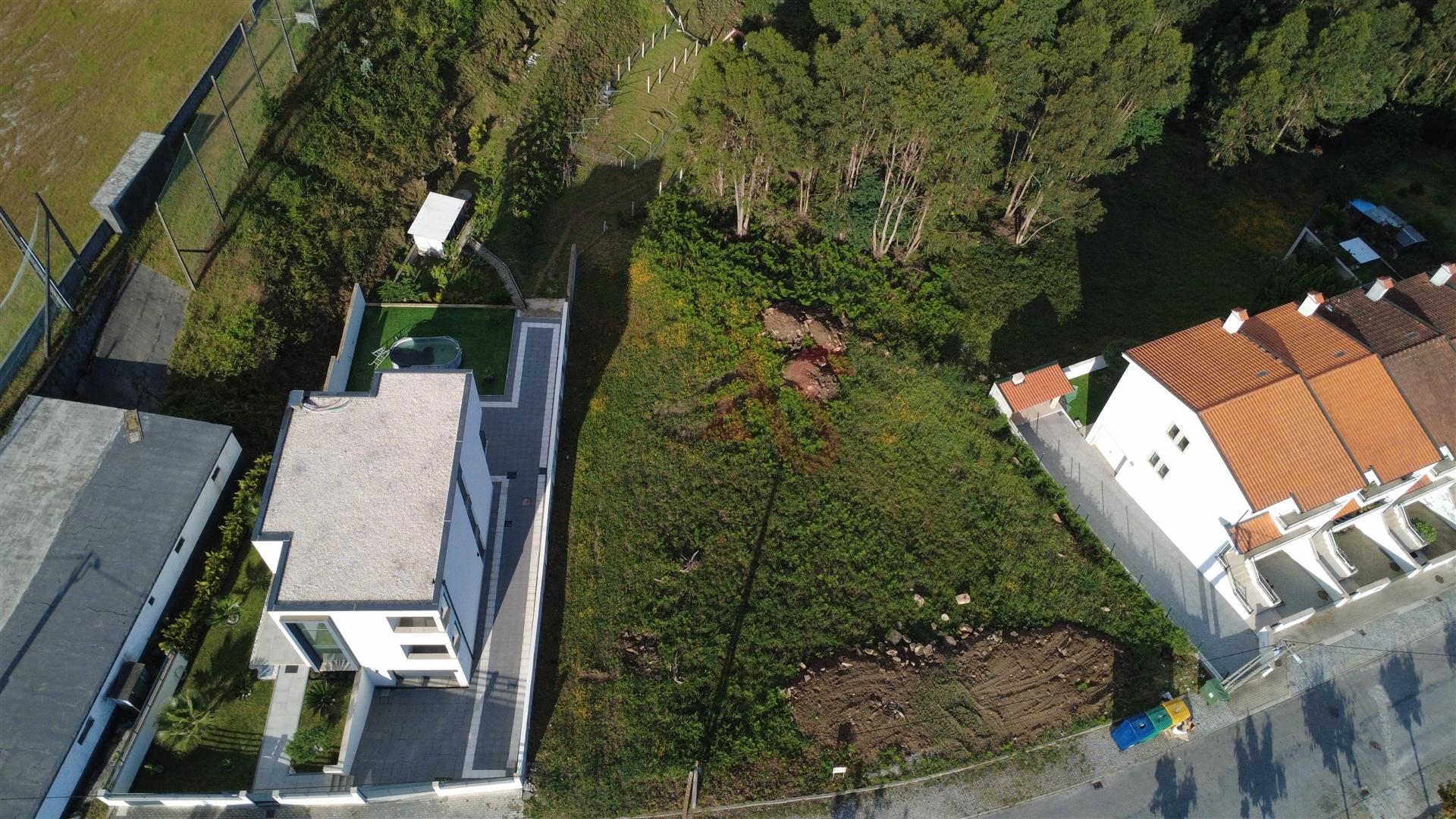 Terreno para construção com 2.472,45 m2, em Barrosas (Santo Estêvão), Lousada