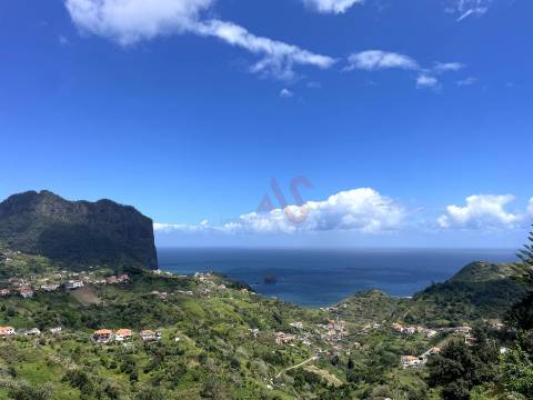 Moradia T3 com Vista Deslumbrante sobre o Atlântico – Porto da Cruz, Machico | Ilha da Madeira.
