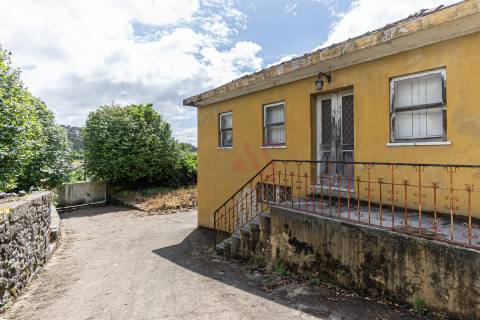 Moradia T3 para Restauro em Mogege, Famalicão