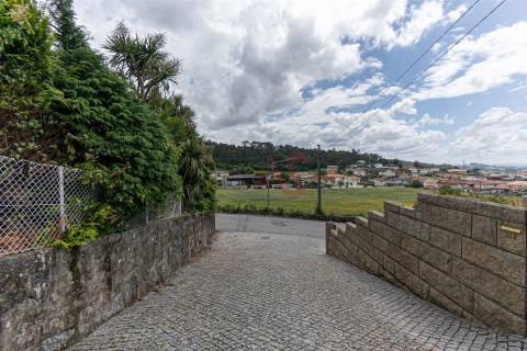 Moradia T3 para Restauro em Mogege, Famalicão