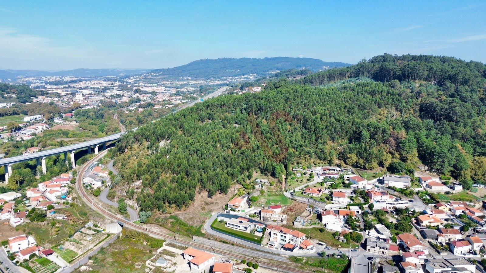 Terreno Florestal com 8.727 m² em Nespereira, Guimarães