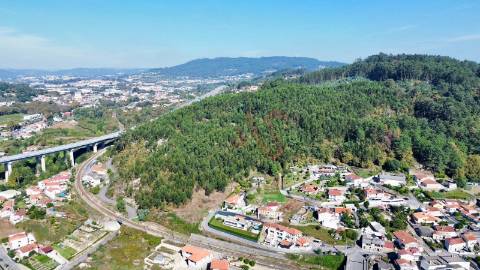 Terreno Florestal com 8.727 m² em Nespereira, Guimarães