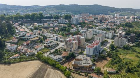 Apartamento T2 Com Duas Frentes e Ótima Exposição Solar no Centro de Penafiel