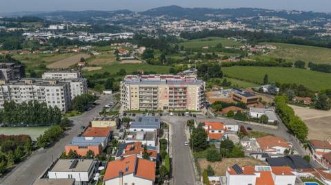 Apartamento T2 Com Duas Frentes e Ótima Exposição Solar no Centro de Penafiel