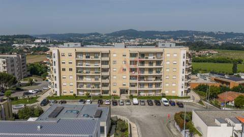 Apartamento T2 Com Duas Frentes e Ótima Exposição Solar no Centro de Penafiel