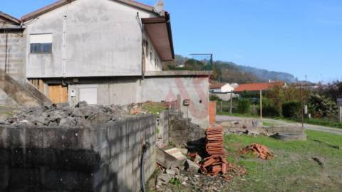 Prédio residencial com elevado potencial – Vizela