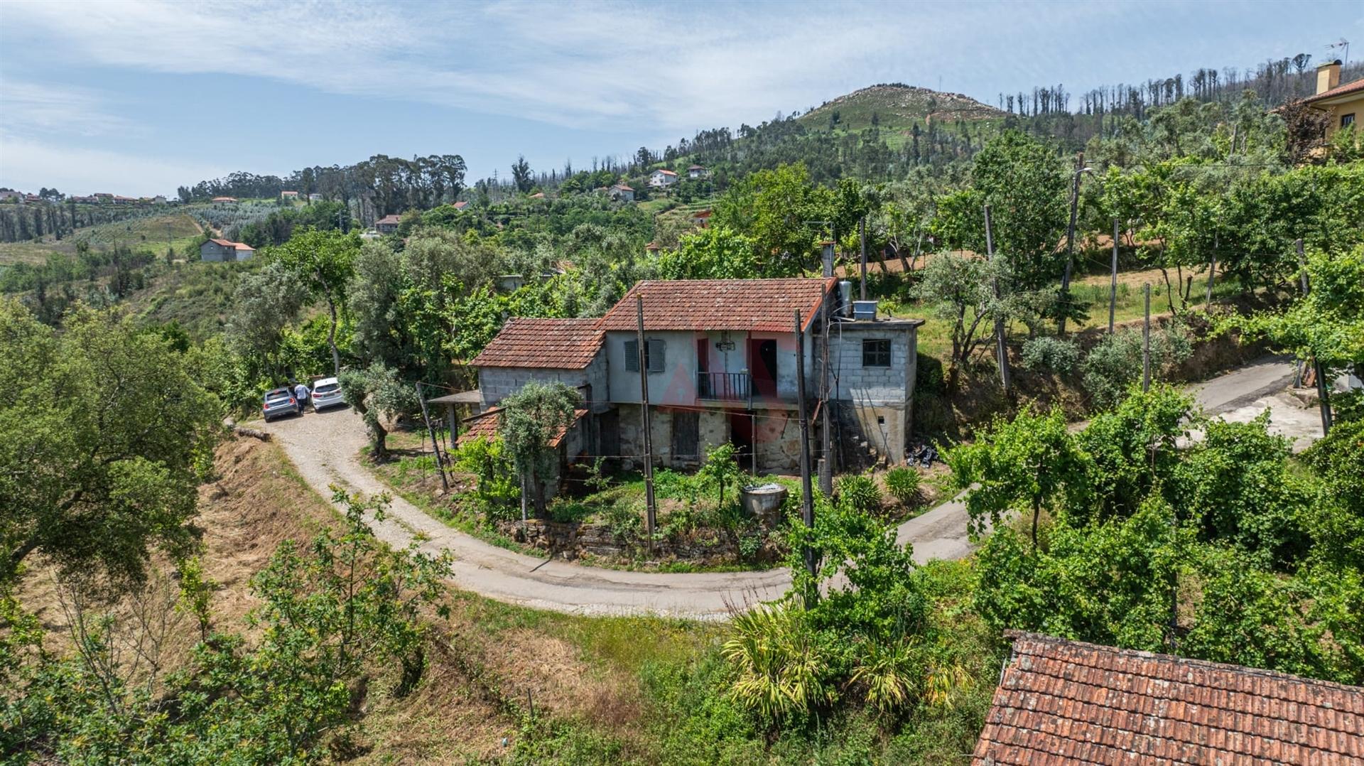 Moradia T2 com Quintal para Restauro – Outeirinho