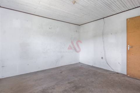 Moradia T2 com Quintal para Restauro – Outeirinho