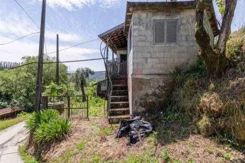 Moradia T2 com Quintal para Restauro – Outeirinho