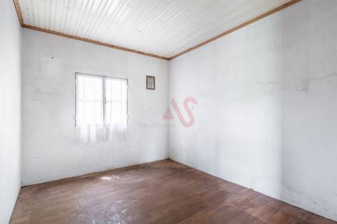 Moradia T2 com Quintal para Restauro – Outeirinho