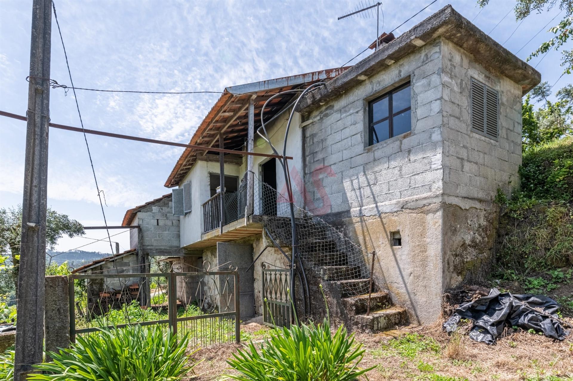 Moradia T2 com Quintal para Restauro – Outeirinho