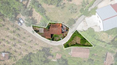 Moradia T2 para Restauro com Terrenos Adjacentes com Cerca de 5.000 m²
