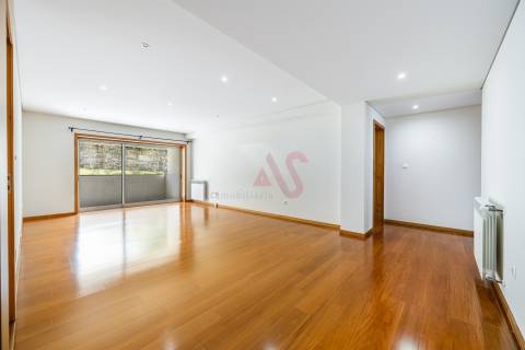 Apartamento T3 com Jardim e Garagem – Candoso São Tiago e Mascotelos, Guimarães