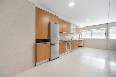 Apartamento T3 com Jardim e Garagem – Candoso São Tiago e Mascotelos, Guimarães