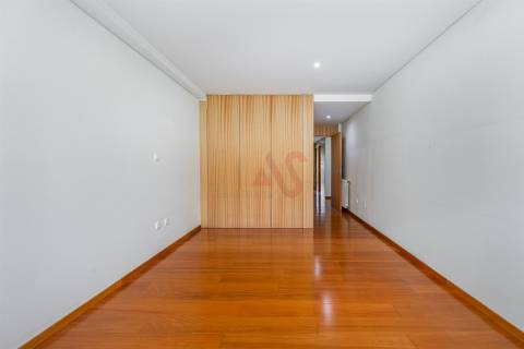 Apartamento T3 com Jardim e Garagem – Candoso São Tiago e Mascotelos, Guimarães