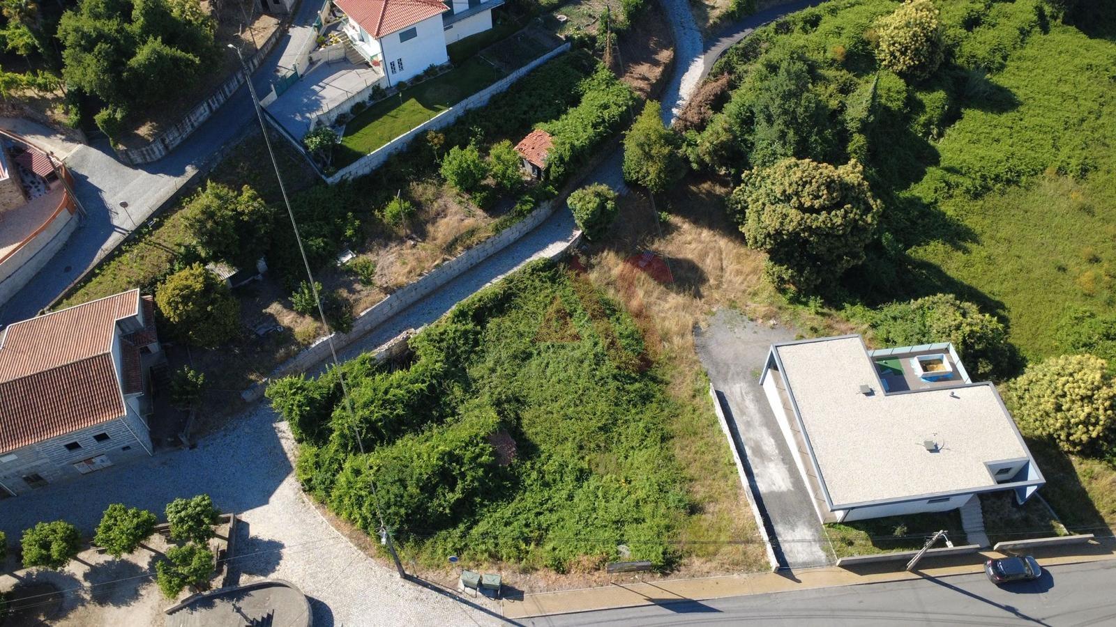 Terreno para Construção com 880 m2 e PIP aprovado para Duas Moradias em Revinhade