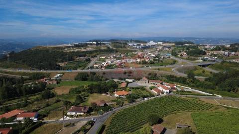 Terreno para Construção com 880 m2 e PIP aprovado para Duas Moradias em Revinhade