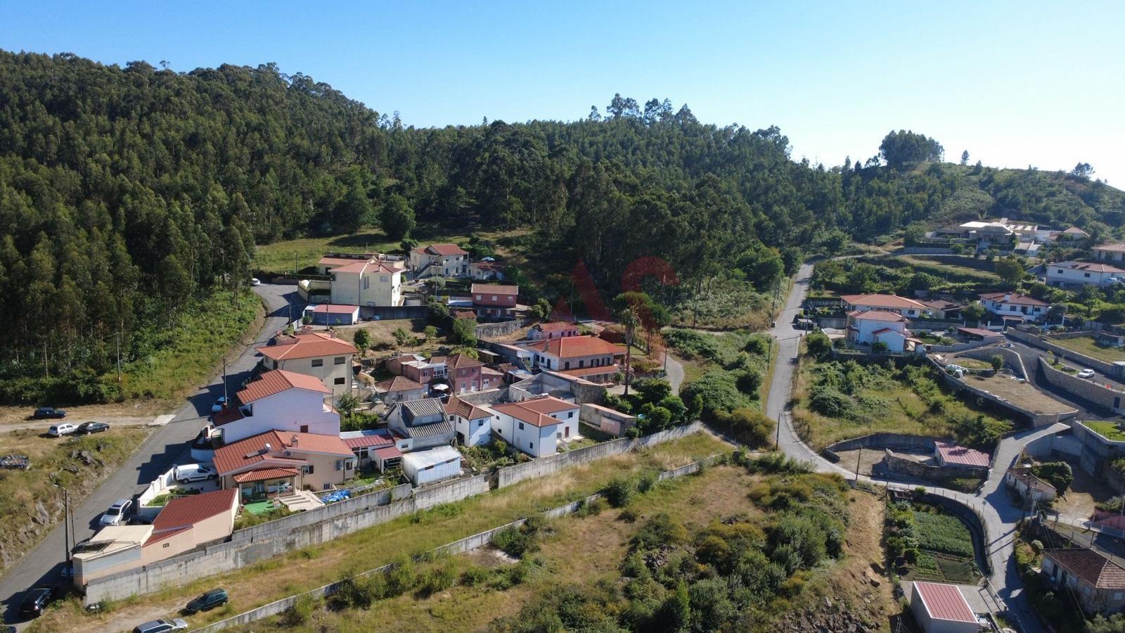 Terreno para Construção com 880 m2 e PIP aprovado para Duas Moradias em Revinhade