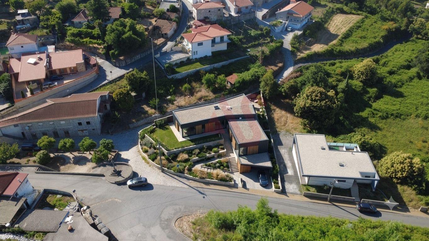 Terreno para Construção com 880 m2 e PIP aprovado para Duas Moradias em Revinhade
