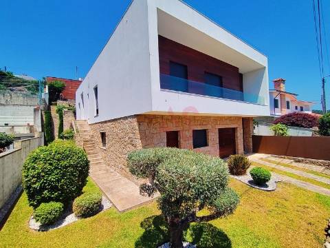 Moradia T5 em Lordelo, Guimarães com Piscina, Sauna, Jacuzzi e Garagem para 4 Carros