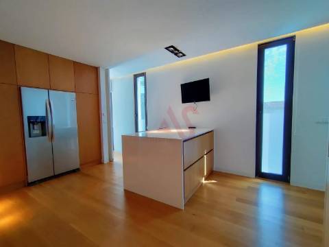 Moradia T5 em Lordelo, Guimarães com Piscina, Sauna, Jacuzzi e Garagem para 4 Carros