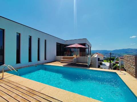 Moradia T5 em Lordelo, Guimarães com Piscina, Sauna, Jacuzzi e Garagem para 4 Carros