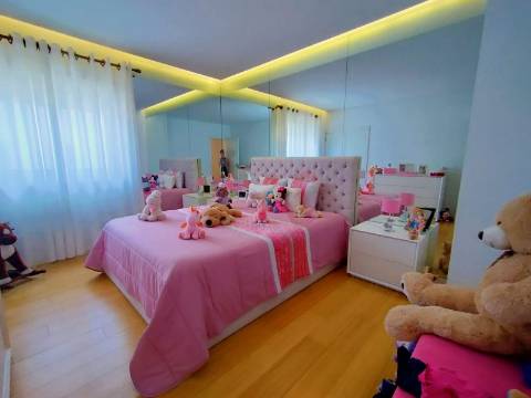Moradia T5 em Lordelo, Guimarães com Piscina, Sauna, Jacuzzi e Garagem para 4 Carros