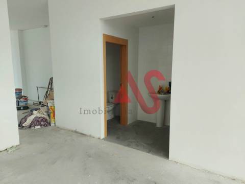 Loja nova com 141 m2 em Landim, Vila Nova de Famalicão