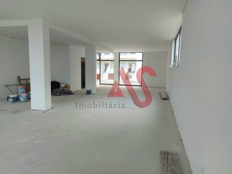 Loja nova com 141 m2 em Landim, Vila Nova de Famalicão