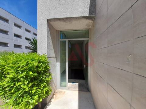 Loja com 256 m2 com licença para comércio , em S. Miguel, Vizela