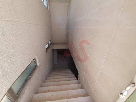 Loja com 256 m2 com licença para comércio , em S. Miguel, Vizela